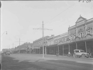 Looking along the northern side of Karangahape Road, Auckland. Image Credit: Sir George Grey Special Collections, Auckland Libraries, 4-2354