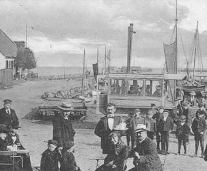 Dragør harbour in 1906 - where the new bus to Copenhagen is inaugurated and the passengers are having a refreshment before departure. Image credit: http://www.copenhagenet.dk/cph-map/CPH-Dragoer.asp