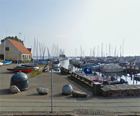 Aura for Dragør harbour in 1906 - where the new bus to Copenhagen is inaugurated and the passengers are having a refreshment before departure. Image credit: http://www.copenhagenet.dk/cph-map/CPH-Dragoer.asp