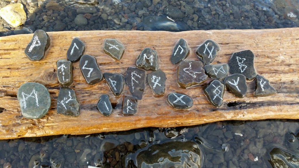 "Messages from the shore", found objects drawn with shells